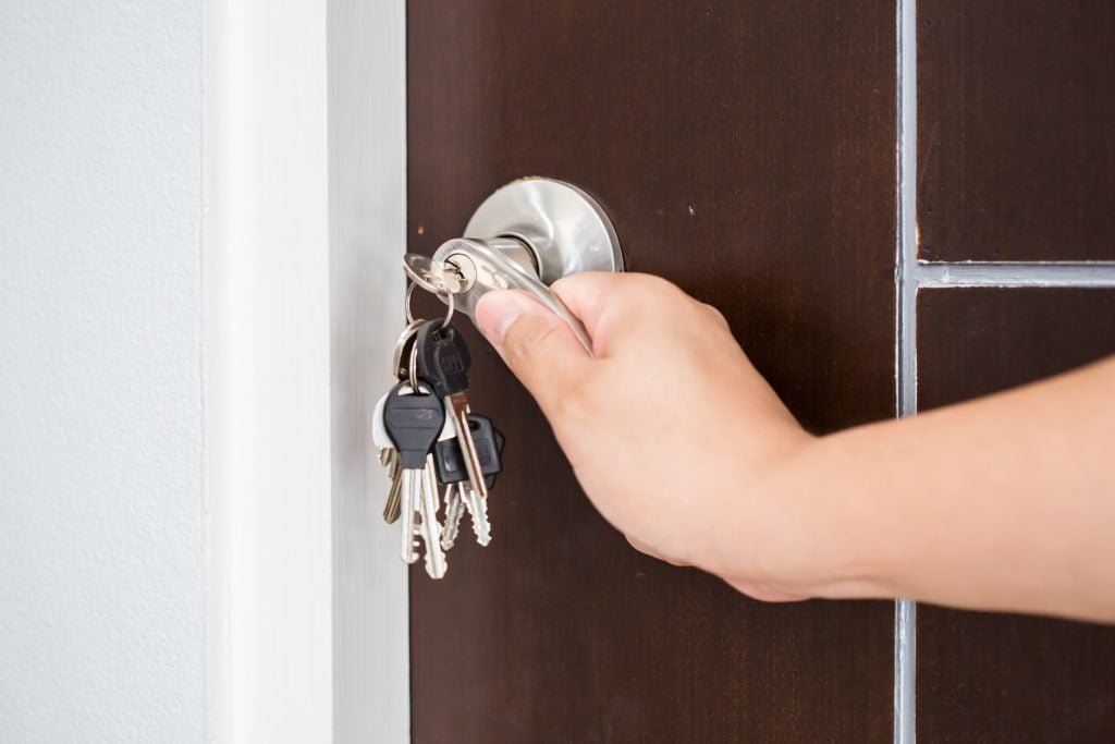 Lock the door when. Двери ключом отопритесь. Unlock Door. Locksmith serrure. Unlocking Single Door.